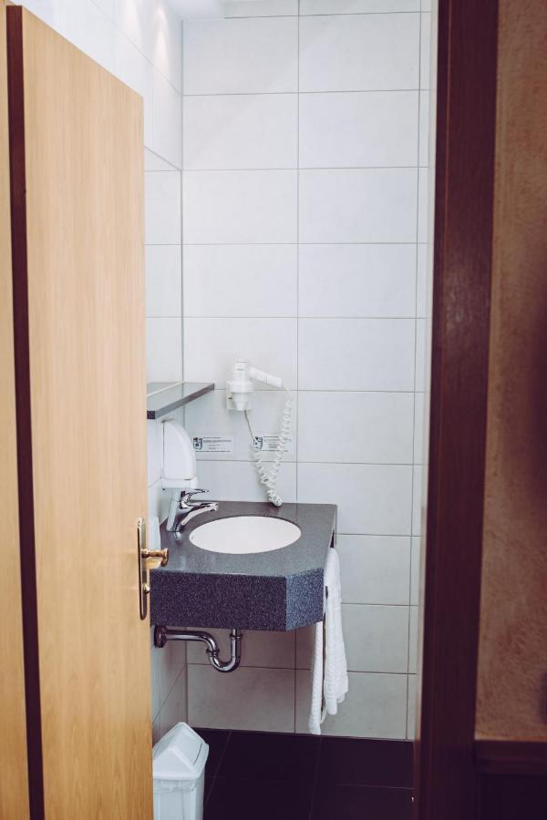 Gasthof Zur Bruecke Kaufering Ngoại thất bức ảnh